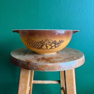 Vintage Pyrex Old Orchard Cinderella bowl 2.5 quart